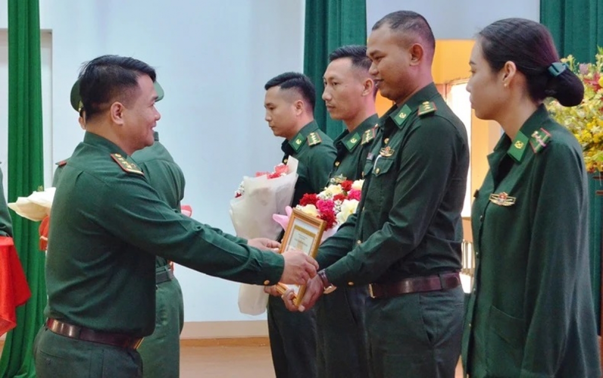 Ini lac dom urang jakar, urang đoàn hadah krah oh huac kan kandah, glaih glar