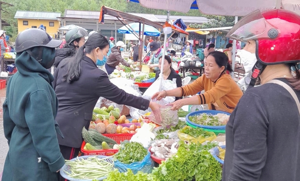 Tiểu thương và người dân mua bán tại khu vực chợ tạm