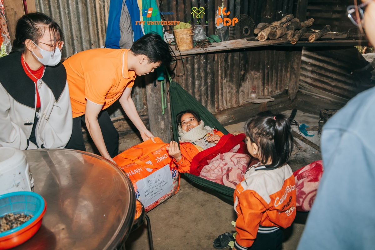 C'bhuh tình nguyện tươc đong ma nưih da dô ca er ma nưih Cơ Tu coh chr'val Cà Dy. Chanup: Văn Thủy