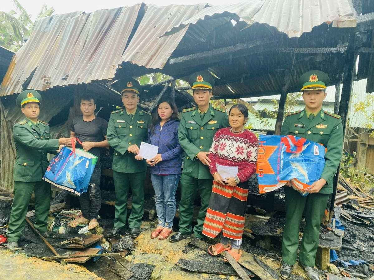 Pa căh măt Đồn Biên phòng  Ga Ry pa đơp pr'hêl p'too moon pr'loọng đong crêê rooh đong. Chanup: Đ.N