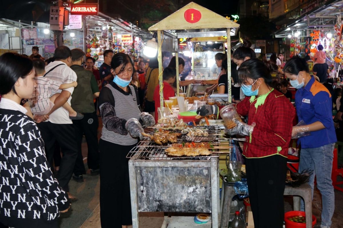 Thành phố Lạng Sơn tập trung khai thác, đa dạng hoá các sản phẩm du lịch, từng bước phát triển nền kinh tế ban đêm bằng việc chú trọng xây dựng điểm nhấn cho phố đi bộ Kỳ Lừa.