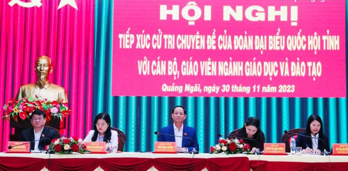 Phó Chủ tịch Quốc hội Trần Quang Phương lâng pazêng apêê coh C’bhuh các thành viên đoàn Đại biểu Quốc hội tỉnh Quảng Ngãi bêl tr’lum lâng đhanuôr. Cha nụp. Báo Công an