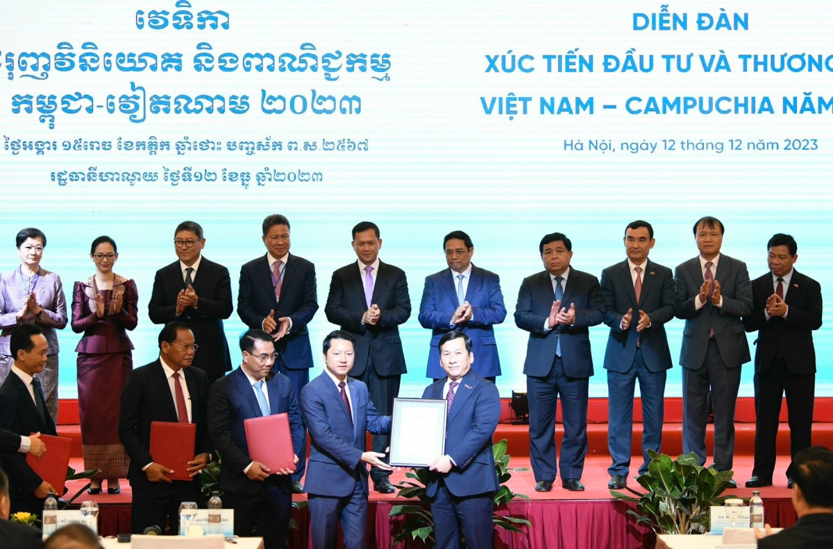 Ngế pro xiâm hnê ngăn tơnêi têa Phạm Minh Chính ƀă Ngế pro xiâm hnê ngăn Kul Hun Manet châ hlo Vietjet tơbleăng troăng kơneăng tơdrăng tơdjêp pơlê kong xiâm Hà Nội, Việt Nam ƀă pơlê kong kân tơmeăm kơnía git ton nah Siem Reap, Kul