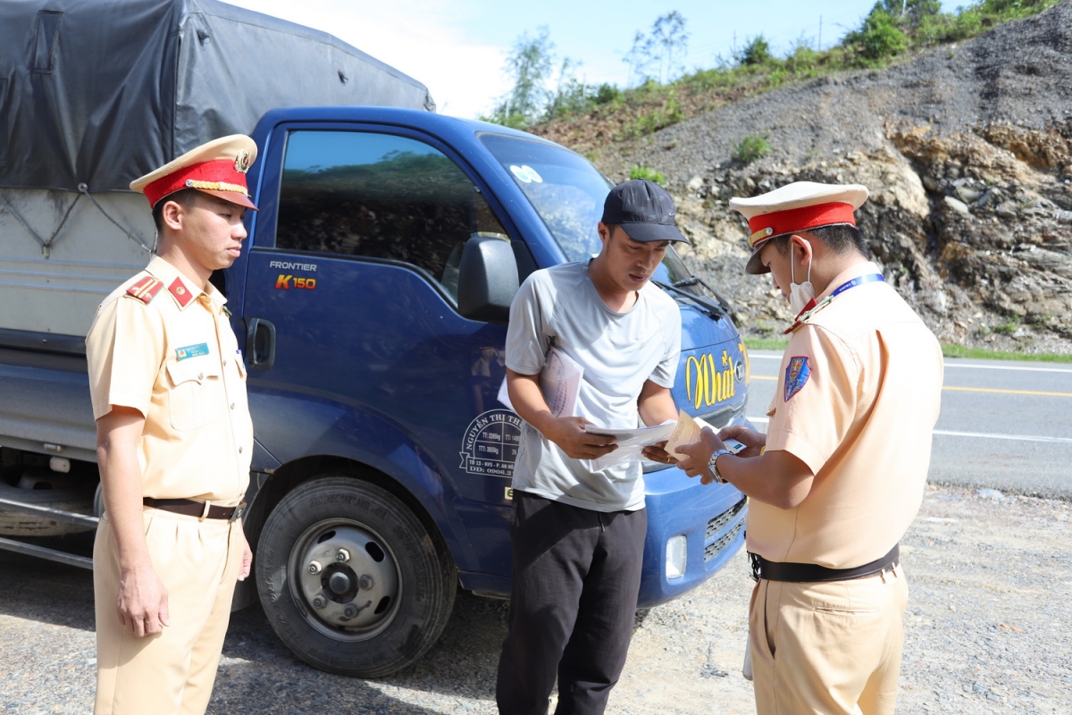 Cảnh sát giao thông Công an Đà Nẵng kiểm tra phương tiện luu thông trên tuyến cao tốc La Sơn- Túy Loan