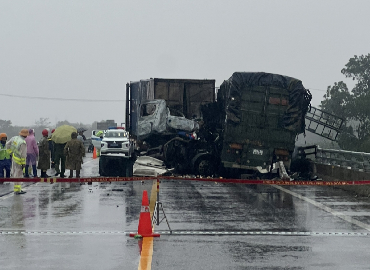 Hiện trường vụ tai nạn trên cao tốc Cam Lộ-La Sơn làm 1 người chết, 2 người bị thương vào  ngày 18/12
