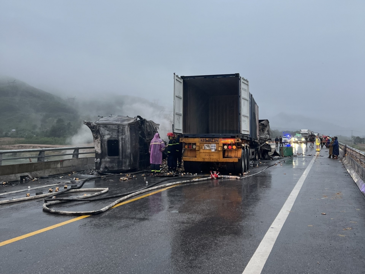 Vụ tai nạn giao thông giữa 2 ô ô tải đối đầu nhau ngày 18/12 trên cao tốc Cam Lộ-La Sơn