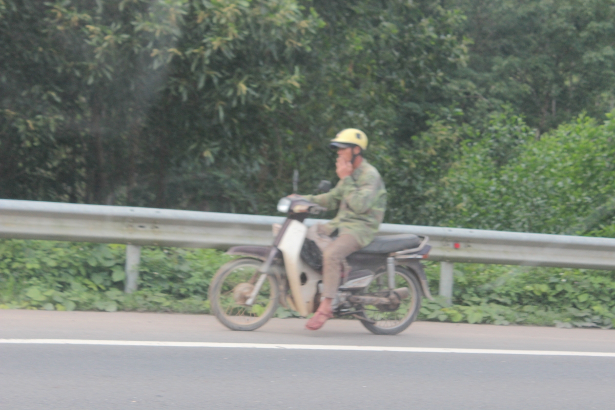 Người dân đi xe máy vào cao tốc La Sơn-Túy Loan