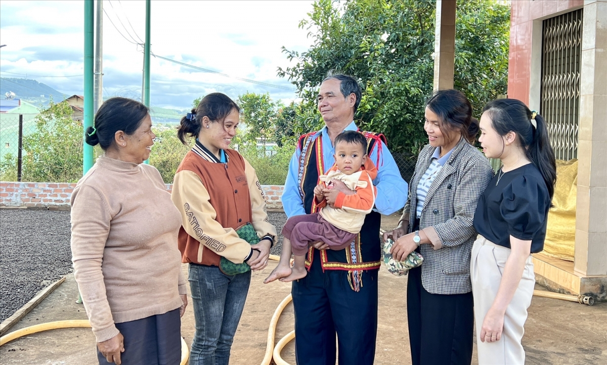 Cán bộ xã Ia Kênh (TP Pleiku) cùng già làng, người có uy tín trong đồng bào DTTS tuyên truyền cho người dân trong làng về hệ lụy tảo hôn và hôn nhân cận huyết thống. Ảnh baodantoc.vn