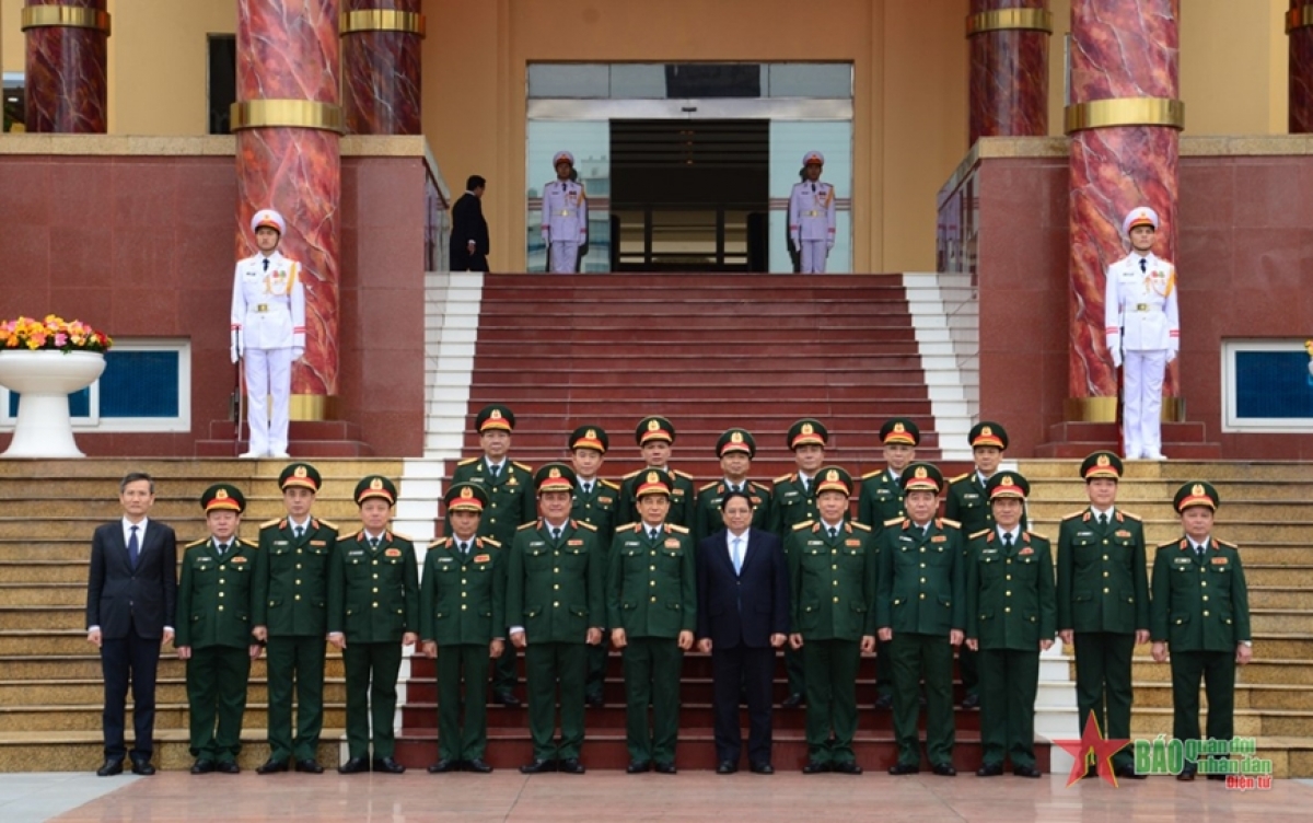 Thủ tướng Phạm Minh Chính, Đại tướng Phan Văn Giang và các đại biểu chụp ảnh lưu niệm với lãnh đạo Học viện Quốc phòng. Ảnh: Báo Quân đội Nhân dân 