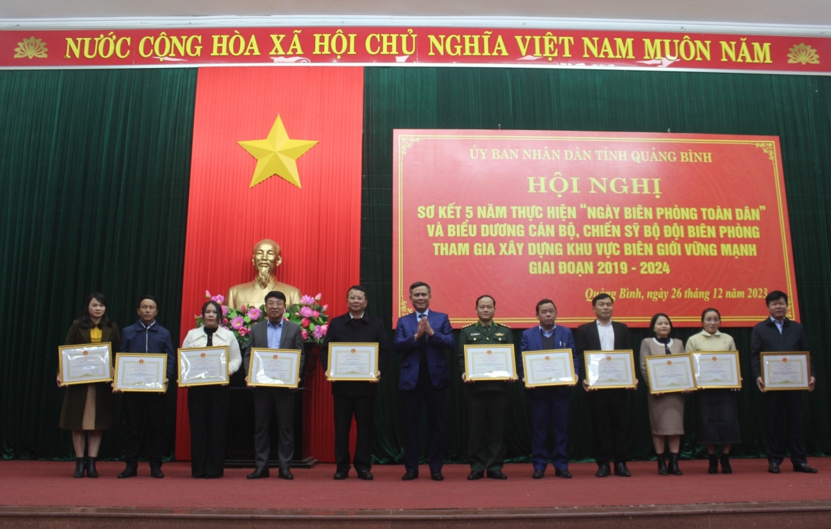 Tỉnh Quảng Bình âi hơnh deh cher đoọng c'bhuh, cha năc ma nưih vêy bh'nơơn ga măc chr'năp 