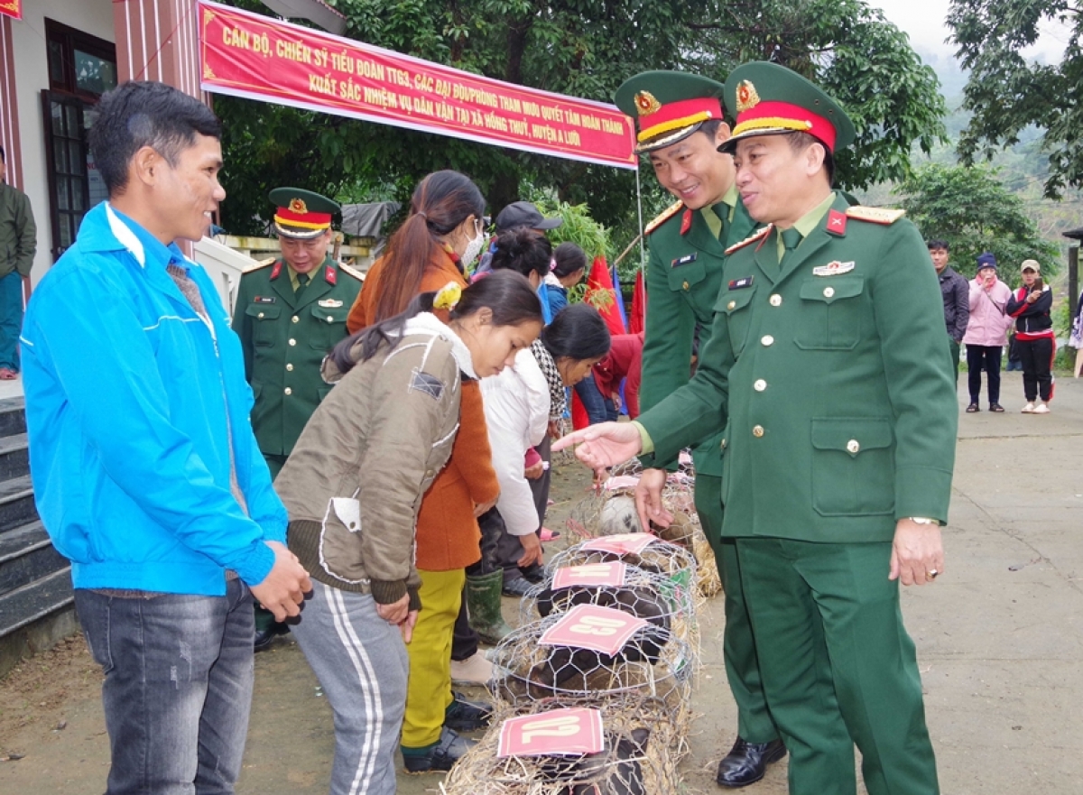 Đại tá Hà Văn Ái, Phó chính ủy Bộ CHQS tỉnh Thừa Thiên Huế  prá xay lâng apêê pr'loọng bơơn đơp m'ma aoc 