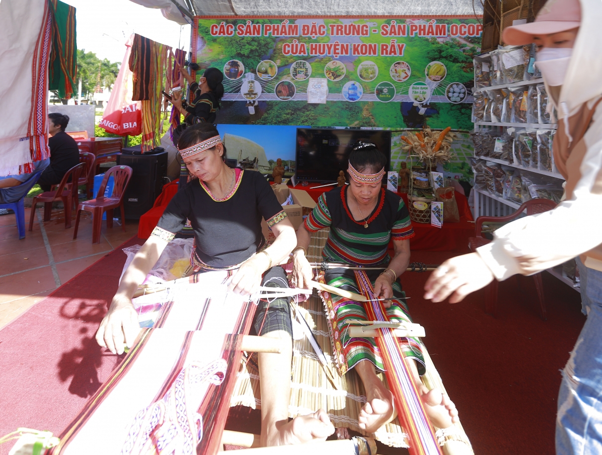 
Tơmoi chă tơmang lăng anih pơdah tơmam drăm kăp gĭt kơ Xơ Đăng apŭng Kon Rẫy (Kon Tum)