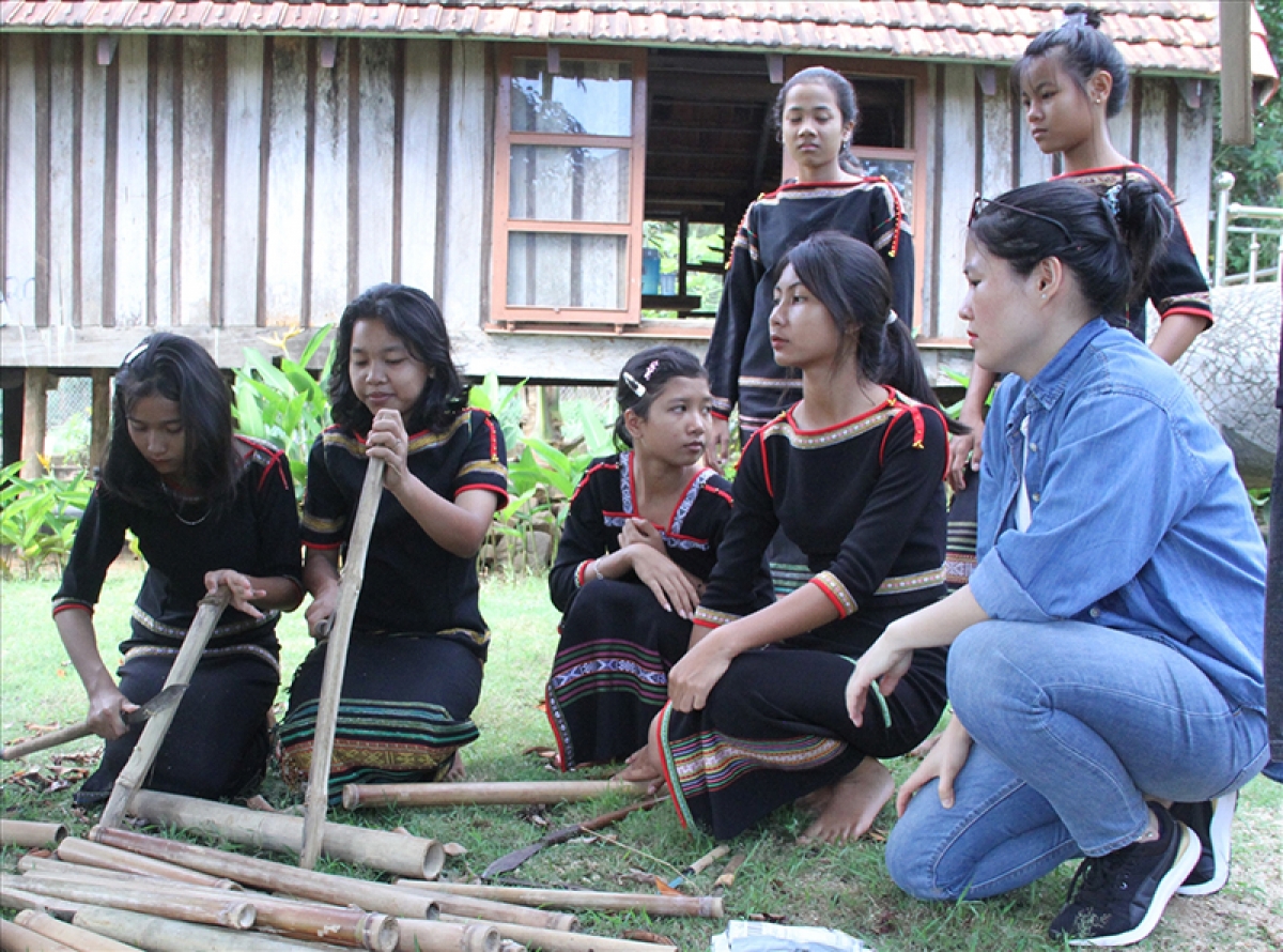 Cô Nguyễn Thị Thanh Phương hướng dẫn các em làm nhạc cụ