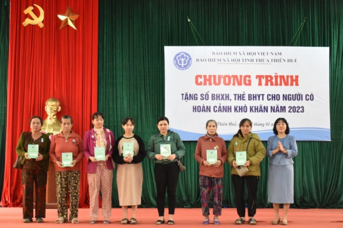 P'căn Bùi Thị Thu Lý, Phó Giám đốc BHXH tỉnh Thừa Thiên Huế  đọong bha ar BHXH  ha đha nuôr tiểu thương chợ Khe Tre