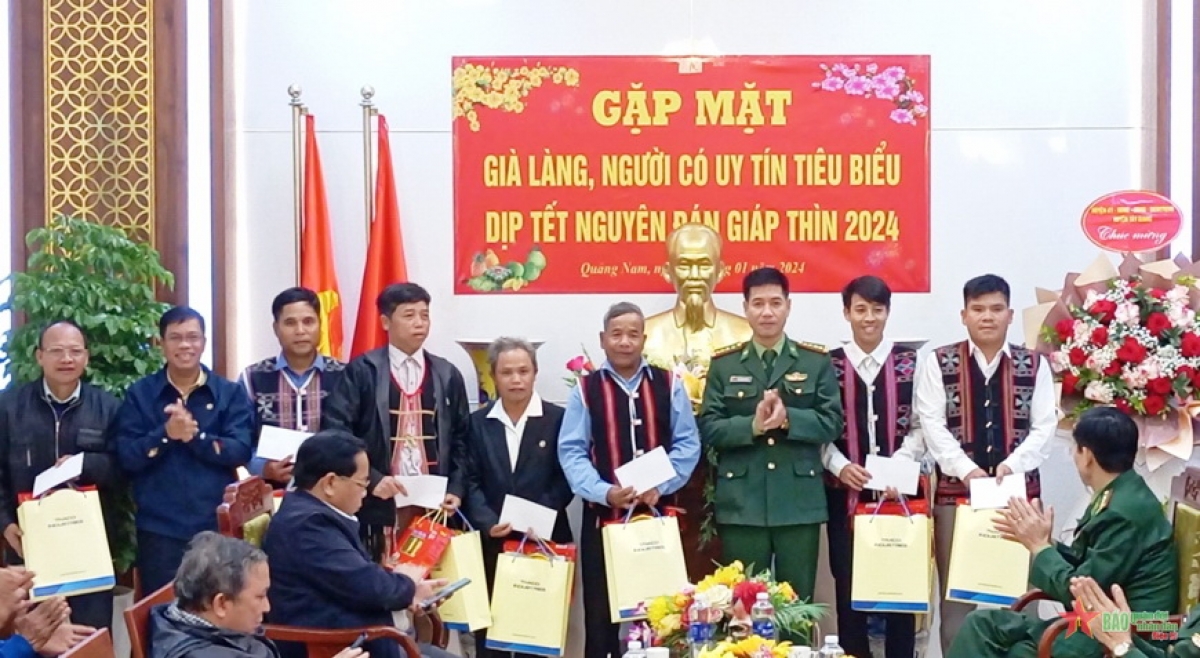 Bộ đội Biên phòng tỉnh Quảng Nam tặng quà Tết cho các già làng, người có uy tín tiêu biểu ở xã Axan, huyện biên giới Tây Giang