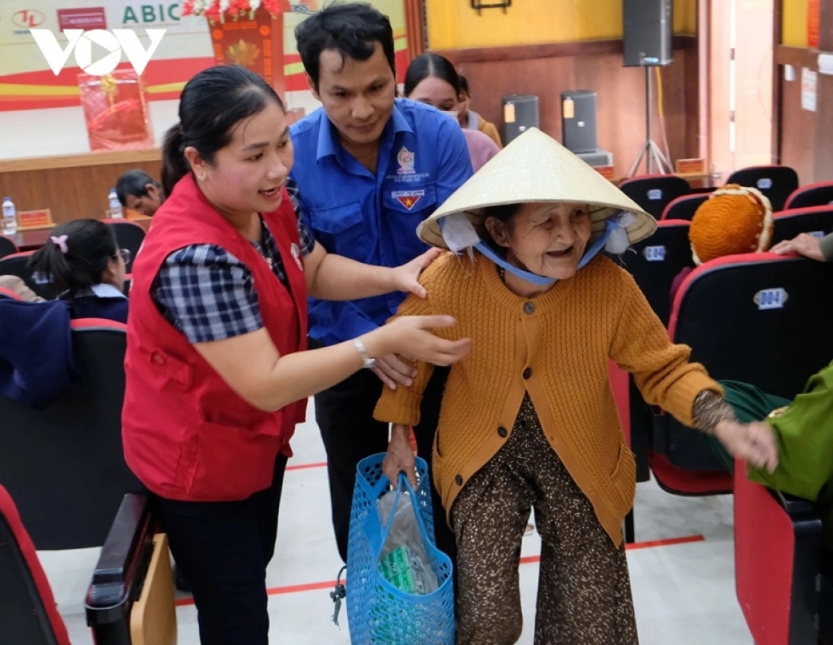 Pazêng c’bhuh đhuy manuyh t’cooh đhur tước đớp pr’hêl lâng khám đh’reh cr’ăy