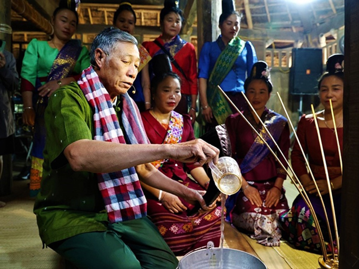 Chủ lễ tiến hành nghi lễ uống rượu cần để bà con chuẩn bị vui hội đem lại may mắn trong ngôi nhà mới