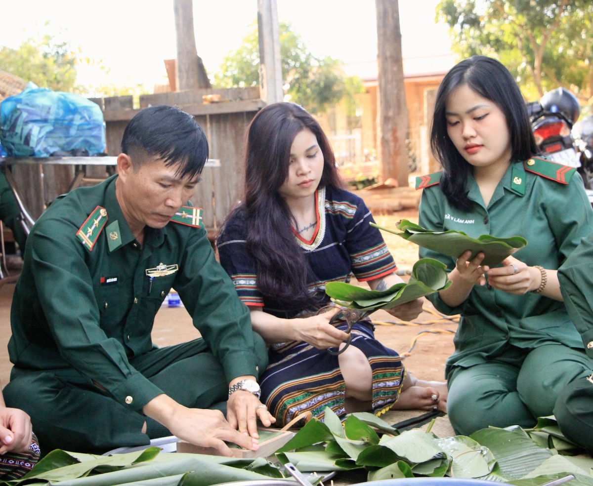 
Khŭl lĭnh vei lăng tơring sơlam kŭm hăm kon pơlei xăh Ia O, apŭng Ia Grai nŭng ƀĕng chư̆ng lơ̆m tơdrong jang "Pơyan puih mak tơring sơlam - Tơnŏ jơhngơ̆m kon pơlei