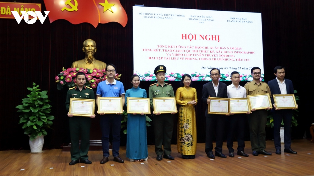 Bh'cộ Tp. Đà Nẵng cher đoọng bấc Giấy khen ha pêê bhrợ báo.