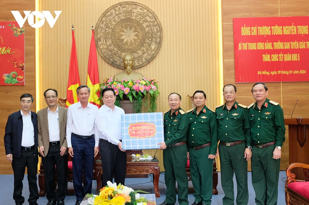 Trưởng Ban Tuyên giáo Trung ương Nguyễn Trọng Nghĩa và Đoàn công tác trao quà Tết tặng cán bộ, chiến sỹ Quân khu 5.