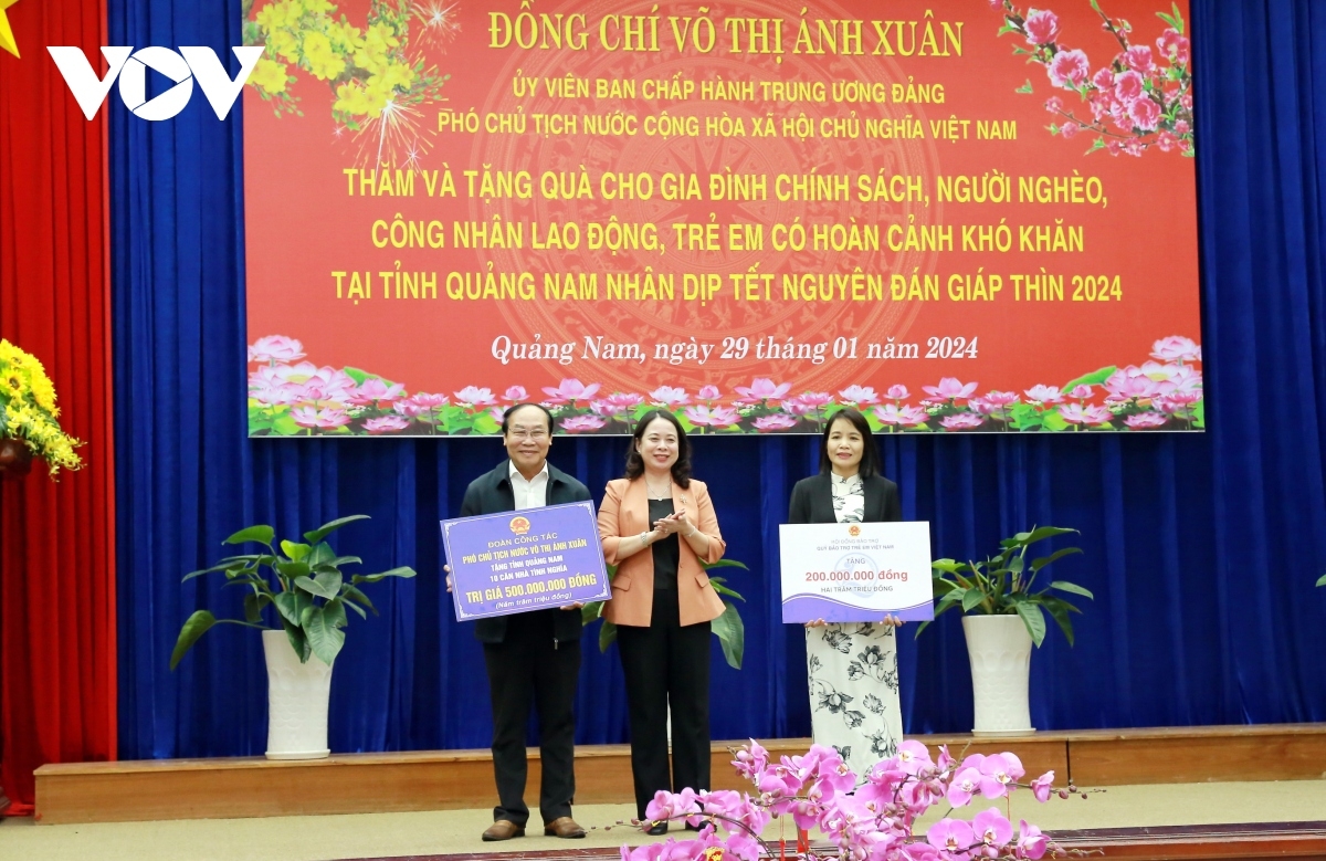 Phó Chủ tịch nước Võ Thị Ánh Xuân trao tặng 500 triệu đồng để tỉnh Quảng Nam xây dựng 10 căn nhà tình nghĩa, tặng 200 triệu đồng giúp trẻ em hoàn cảnh khó khăn.