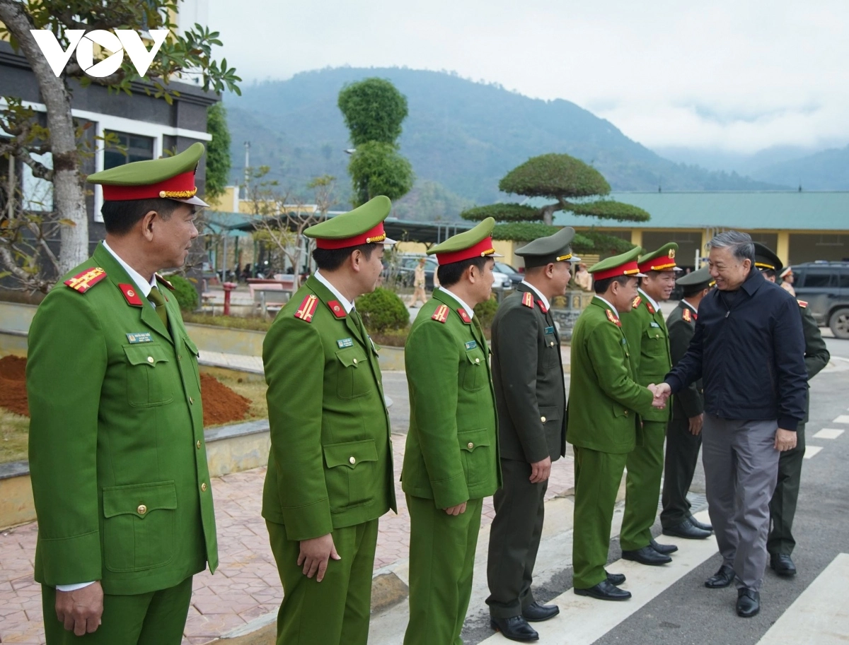 Đại tướng Tô Lâm lưm, p'too cán bộ, chiến sĩ Công an chr'hoong Phù Yên, Sơn La.