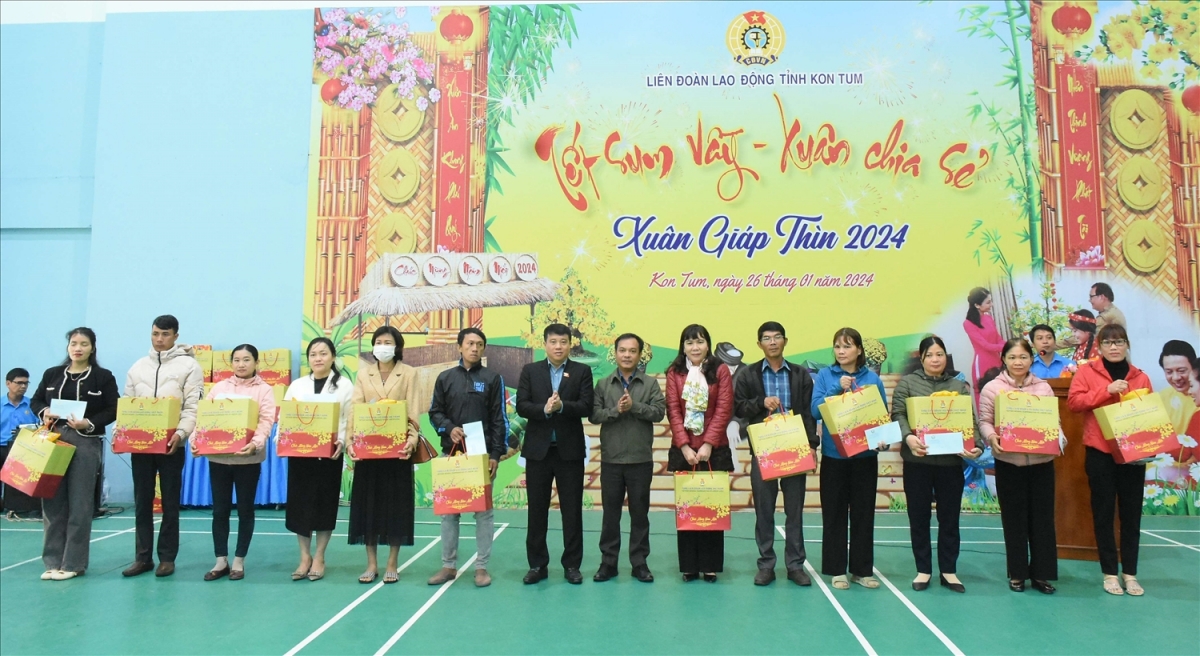 Chủ tịch Hội đồng Dân tộc của Quốc hội Y Thanh Hà Niê Kđăm tặng quà cho công nhân, người lao động có hoàn cảnh khó khăn tỉnh Kon Tum.