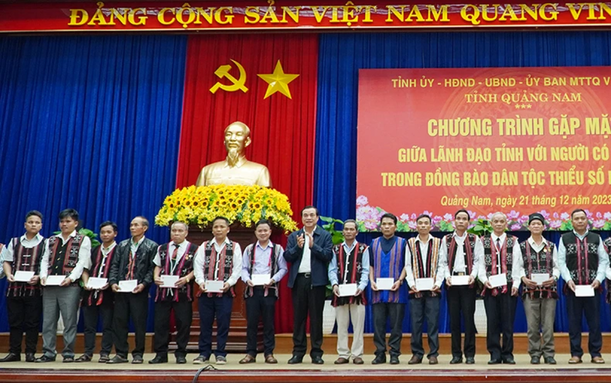 Lãnh đạo tỉnh Quảng Nam trao quà tặng người có uy tín trong đồng bào dân tộc thiểu số.