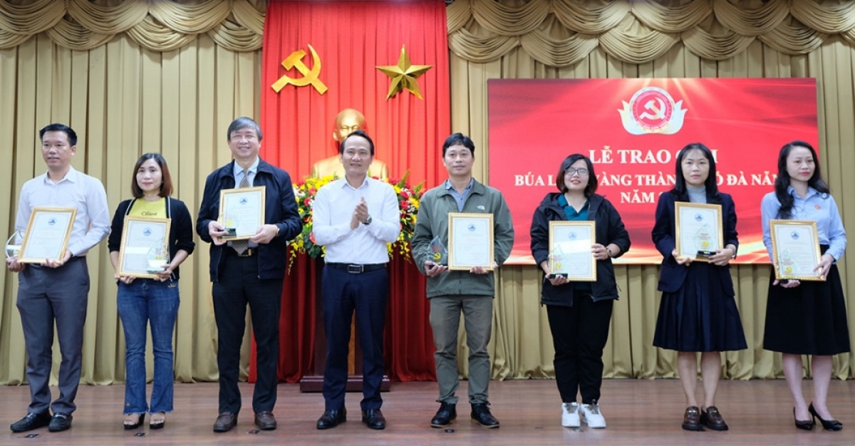 Ông Nguyễn Đình Vĩnh, Trưởng Ban Tổ chức Thành uỷ Đà Nẵng trao giải Búa liềm vàng thành phố năm 2023 cho các tác giả đoạt giải B và C.