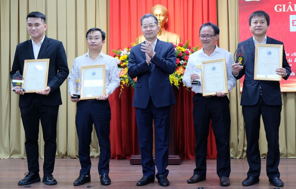 T'coóh Nguyễn Văn Quảng, Bí thư Thành uỷ Đà Nẵng cher đoọng ch'ner ha zâp tác bơơn ch'ner A Búa liềm vàng thành phố c'moo 2023.