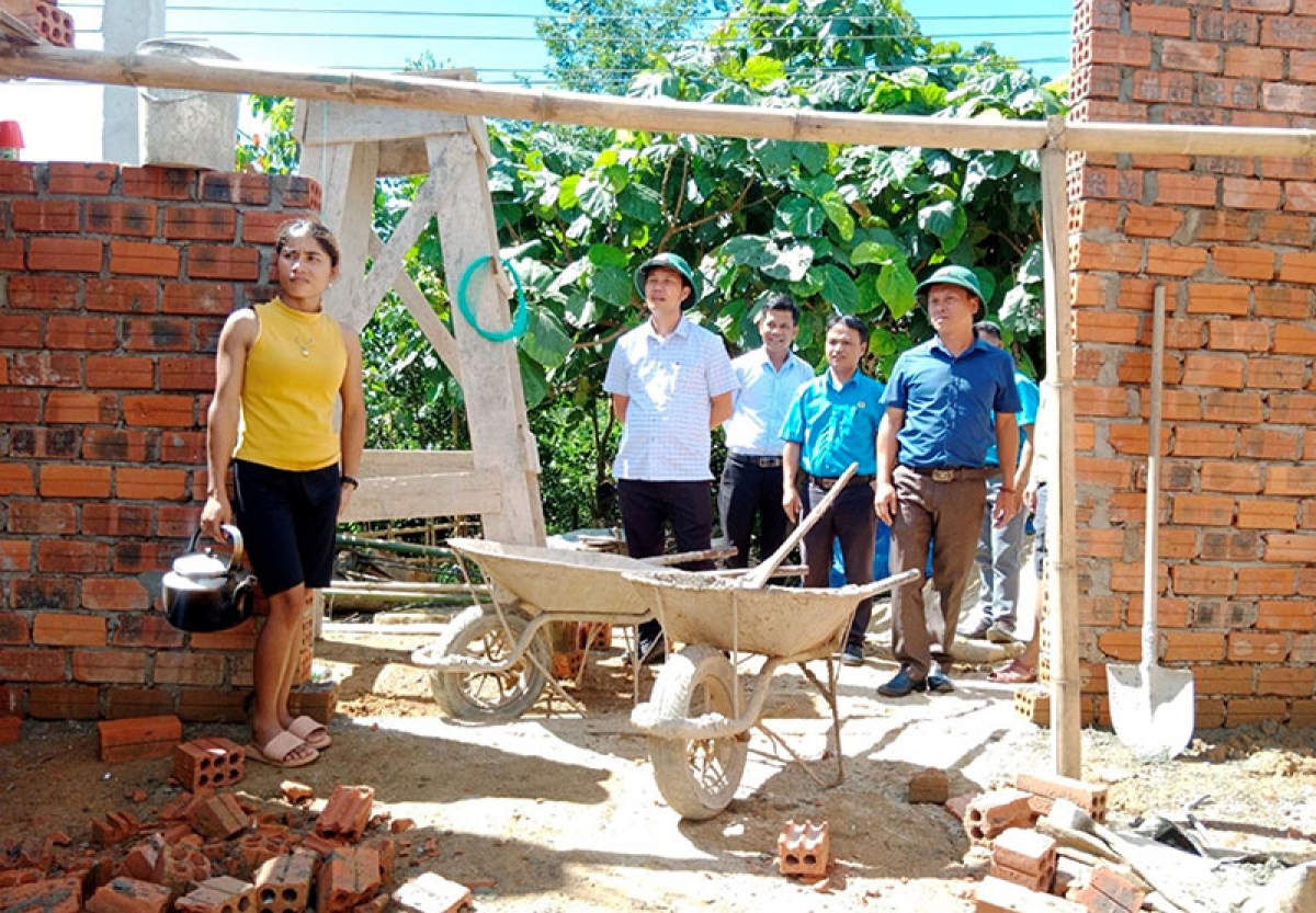 Các hộ nghèo ở huyện A Lưới (Thừa Thiên Huế) được hỗ trợ xây nhà kiên cố để xóa bỏ nhà tạm.