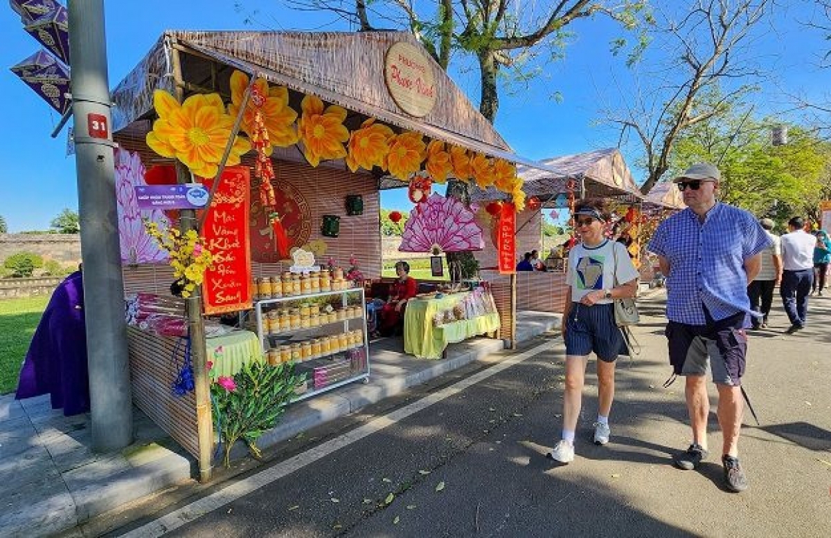 Du khách trong và ngoài nước thích thú tham quan, trải nghiệm các không gian trưng bày sản phẩm tại chương trình "Tết Huế năm 2023".