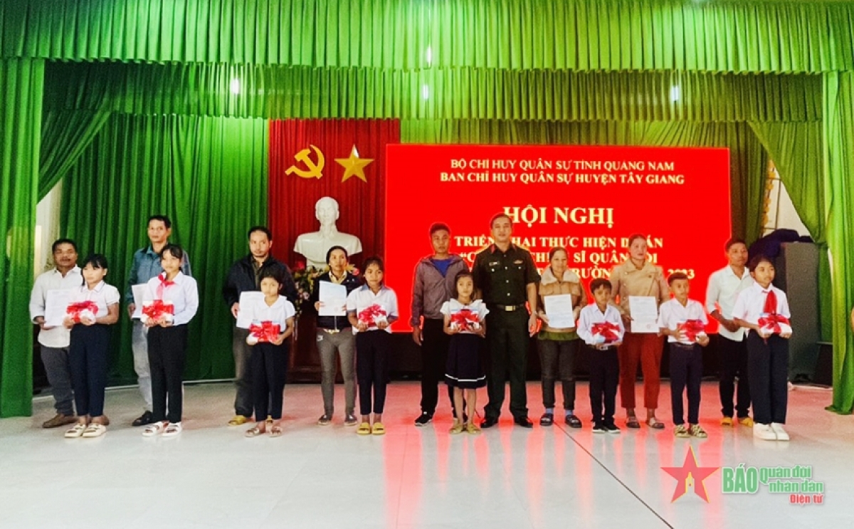 Apêê a'châu học sinh đha rứt zi lấh zr'nắh k'đhạp bơơn Ban CHQS chr'hoong Tây Giang cher đoọng pr'hêl zooi đoọng ooy c'moo học t'mêê. Cha nụp: Báo Quân đội nhân dân.