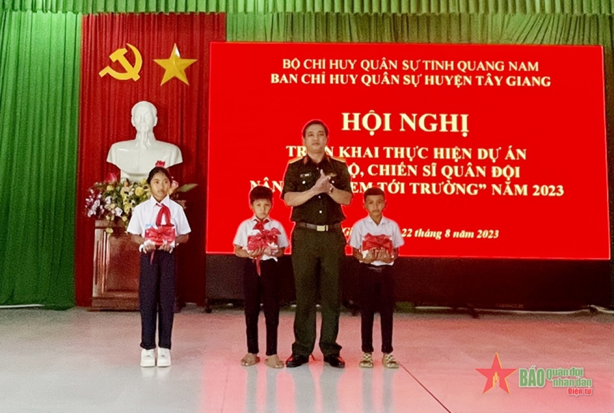 Ban CHQS huyện Tây Giang trao quyết định nhận nuôi các cháu học sinh người đồng bào dân tộc thiểu số có hoàn cảnh đặc biệt khó khăn. Ảnh: Báo Quân đội nhân dân.