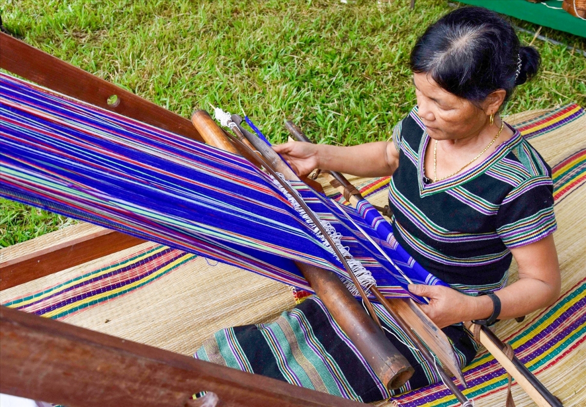 Nghệ nhân dân tộc Xơ đăng huyện Nam Trà My cần mẫn bên khung dệt.