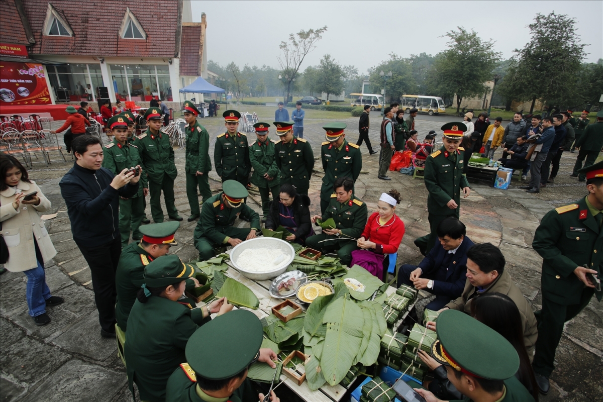 Zâp đơn vị ting pấh xa nay bh'rợ “Bánh chưng t'viêng- Tết tu apêê đha rứt".