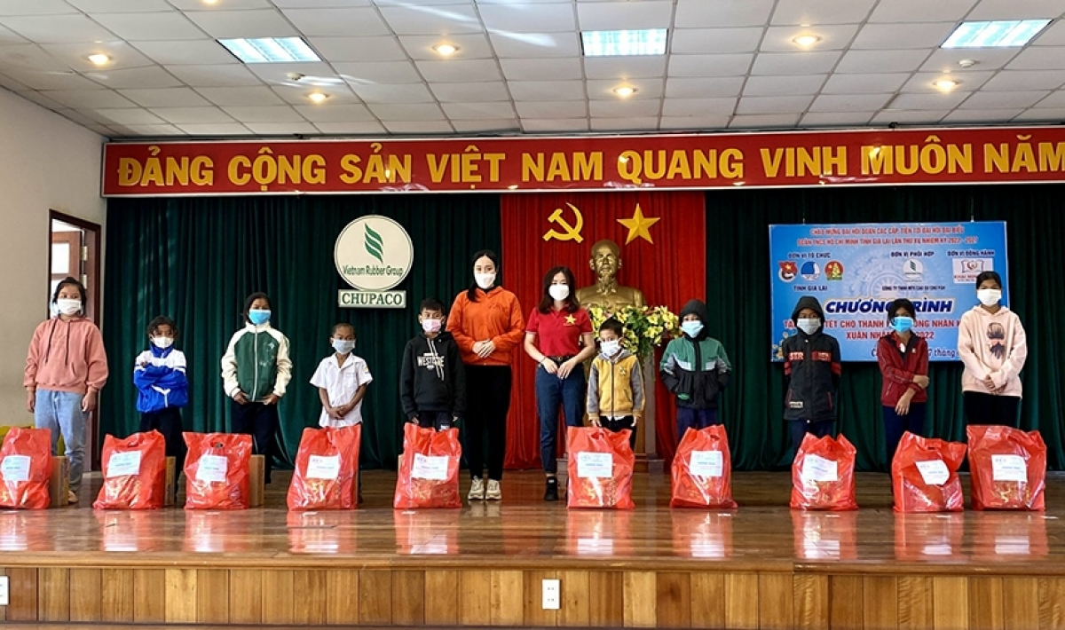 Nhiều học sinh DTTS ở Gia Lai có hoàn cảnh khó khăn được nhận quà dịp Tết.