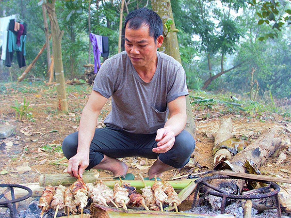 Ngay từ sáng sớm, chủ nhà đã gấp rút chuẩn bị vật phẩm để làm lễ về nhà mới