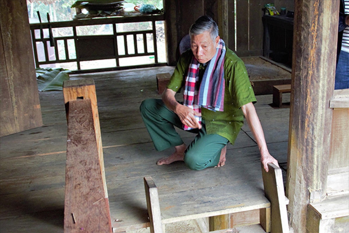 Người được gia chủ chọn thay mặt gia chú đứng trước cầu thang nhà