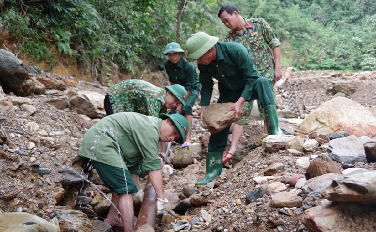 Cán bộ, nhân viên Đoàn 92 bắt nước sạch về cho bà con thôn Liên Hiệp, xã Lâm Đớt, huyện A Lưới