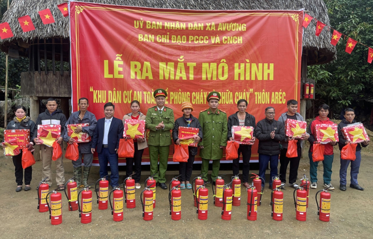 Công an chr'hoong Tây Giang pa zum lâng Phòng Cảnh sát PCCC&amp;CNCH Công an tỉnh Quảng Nam pa đơp đoọng tọ ta păt ra rooch ha đha nuôr .