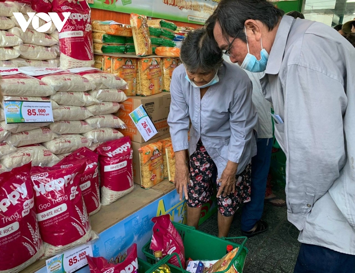 Kapul nyaom chính trị xã hội hu rilo bruk ngak piah daong ka bhap bani TPHCM hu sa Tết biak bui sambai