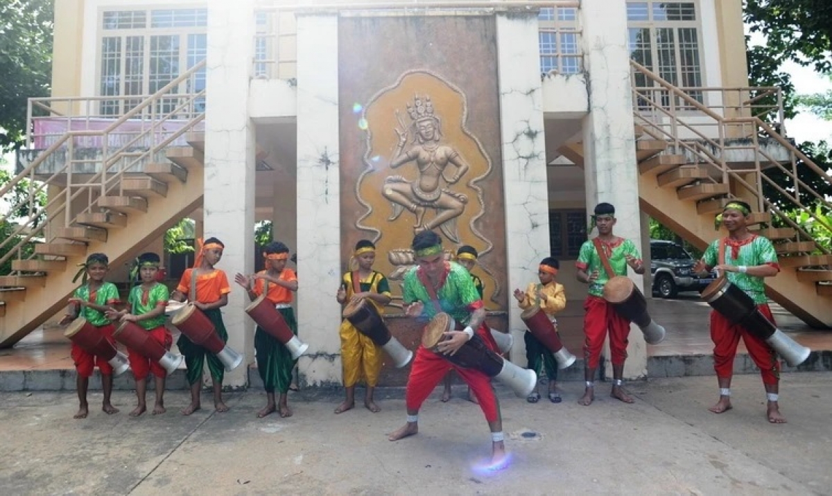 Sang ilamu lac labik taom gaok, ginum biai, me-in sambai di mikva bangsa Khmer