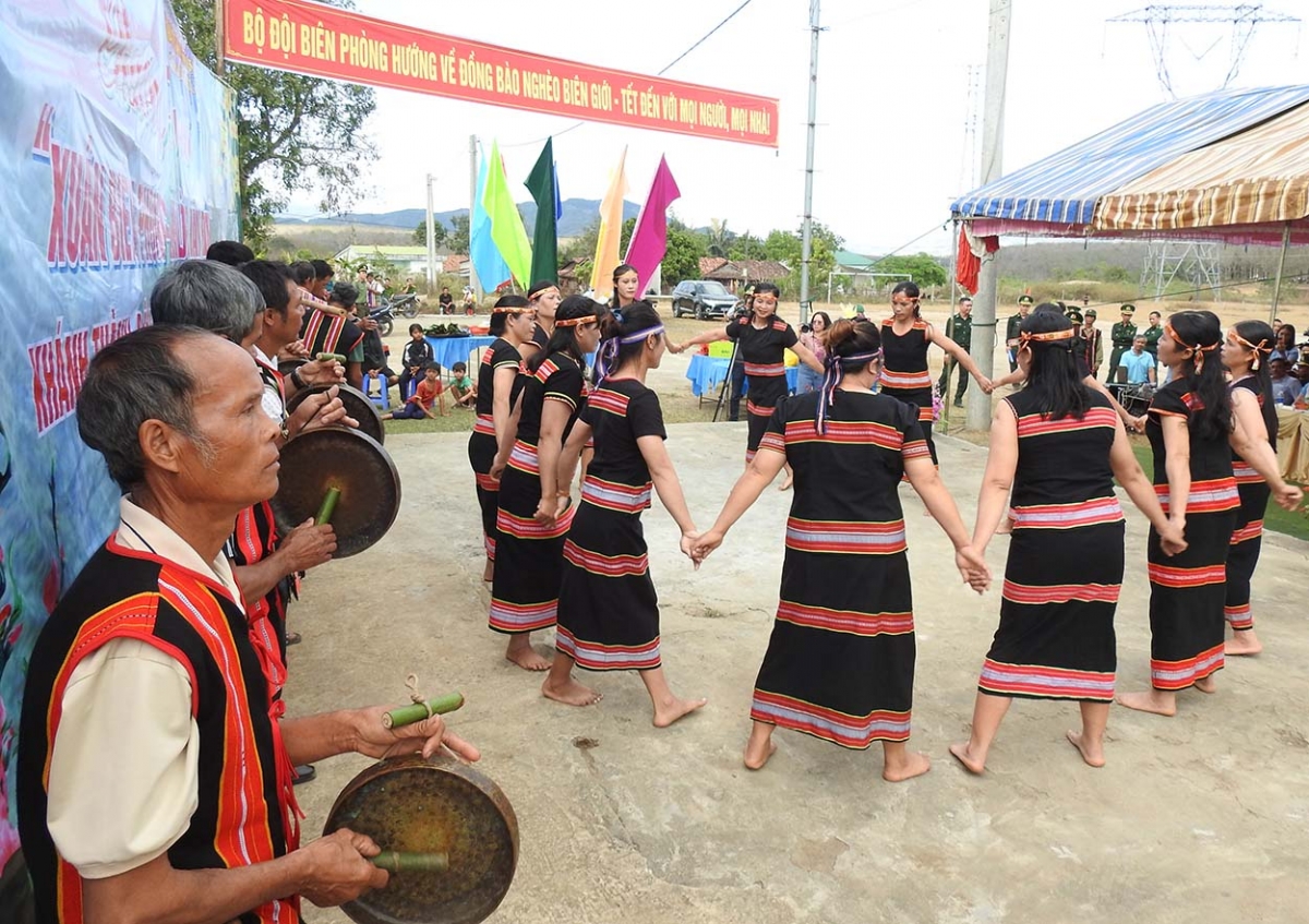 

Phiu ro chêng, koăng - kơhnhon xuăng tung Tơdroăng pêi ‘’Rơnó Hơngui tơkăng kong hơtô hiâm mơno kuăn pơlê’’ Têt Lo hơnăm nếo Giáp Thìn 2024 tung tơkăng kong Kon Tum