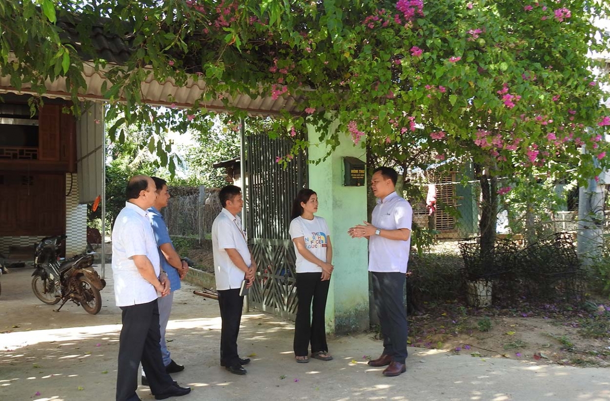 Amai Vy Thanh Tuần bơkơtuai hăng Khua Jơnum min mơnuih ƀôn sang tơring glông Ia H’Drai Võ Anh Tuấn (gah hnuă rup) kơ bôh tơhnal ngă đang hmua, rông hlô mơnong mơ̆ng sang anô̆.