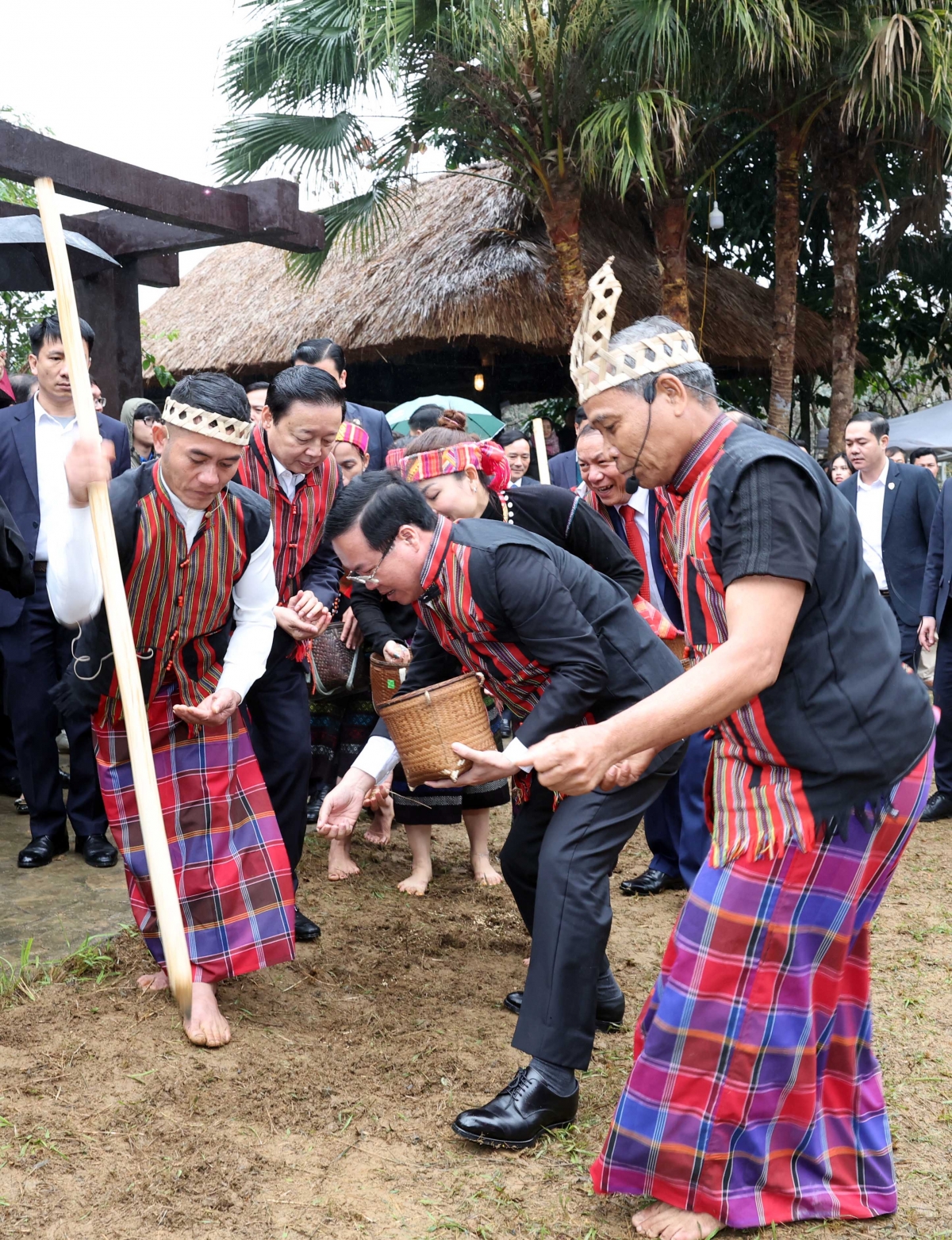 

Kăn xiâm hnê ngăn tơnêi têa Võ Văn Thưởng veăng ai mâ a hâi mơdĭng Mơngiơk Hơngui tung lâp kơpong Tơnêi têa