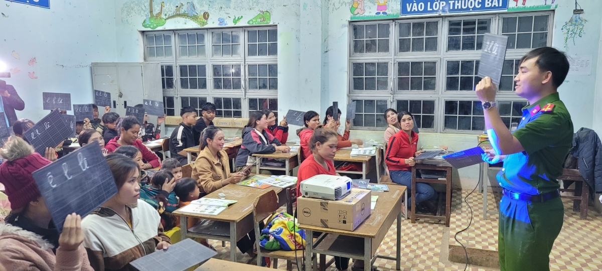 Trung úy Lê Tuấn Thành hăng anih pơtô hrăm amăng plơi Kret Krot