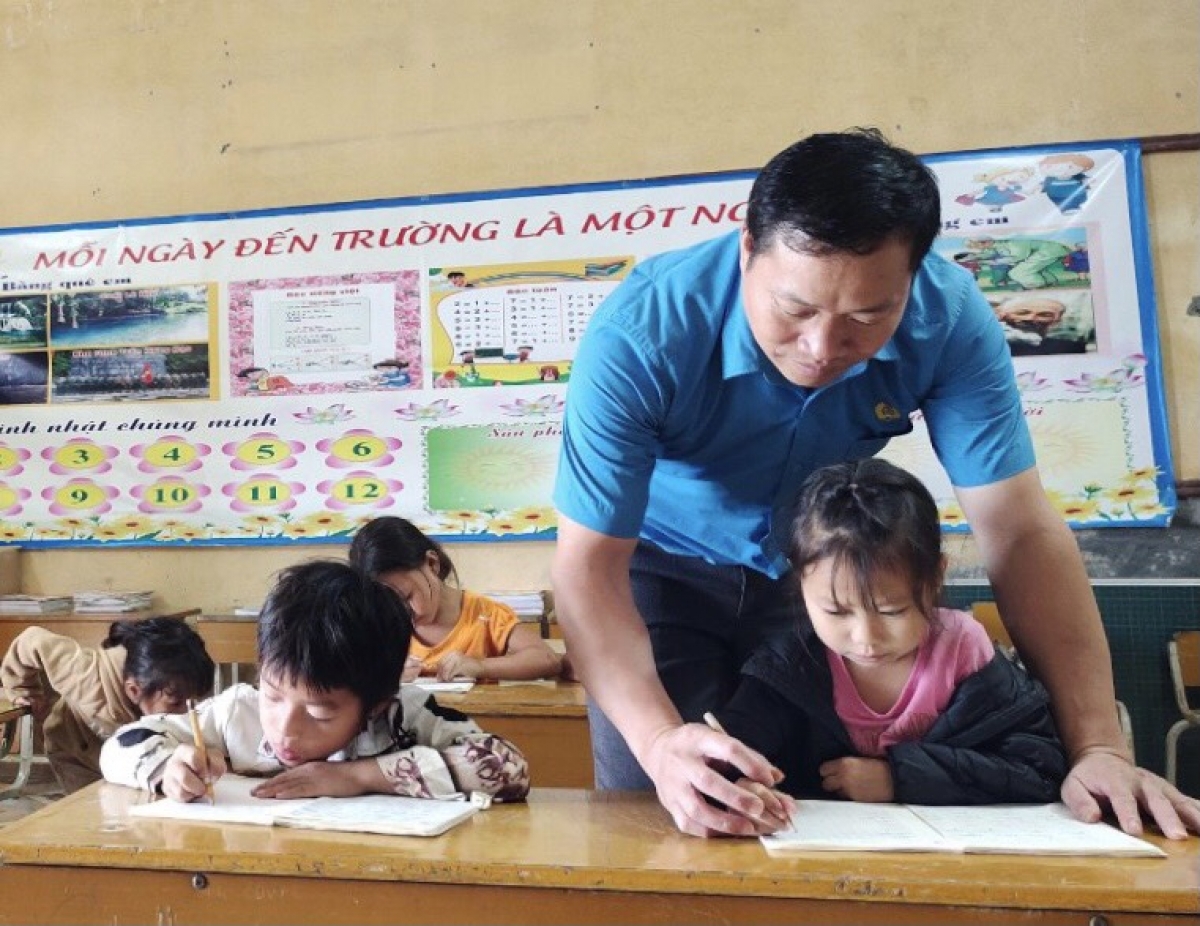 Thầy Tuấn luôn nhận được sự tin yêu của học trò và các bậc phụ huynh.