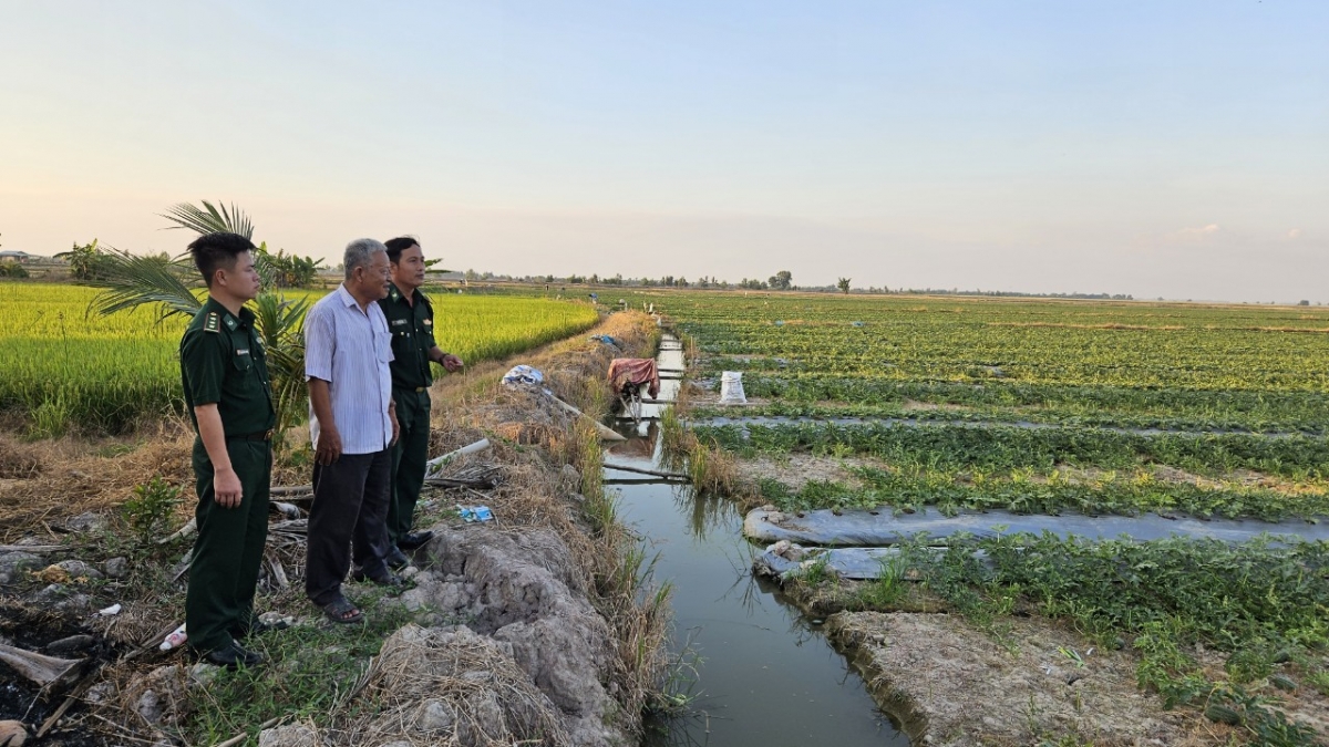 Đảng viên càng sâu sát với nhân dân, qua đó càng nắm chắc thông tin cơ sở, báo cáo cấp ủy, chỉ huy và tham mưu giải pháp thực tiễn và thiết thực hơn  (Ảnh Nguyễn Quang)