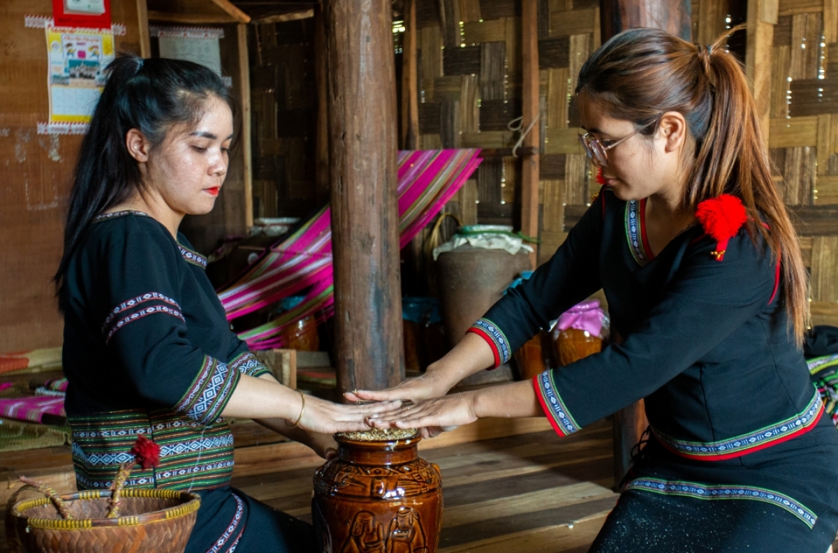 
Hơmet tơdrô ge sơng Puih mak (Um Báo Dak Lắc)